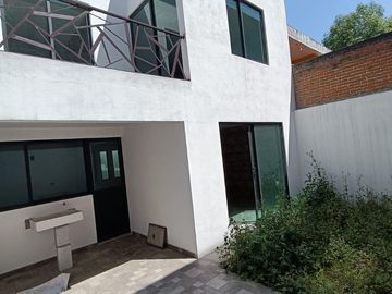 Casa en venta con tres habitaciones, jardín y terraza en Tlaxcala