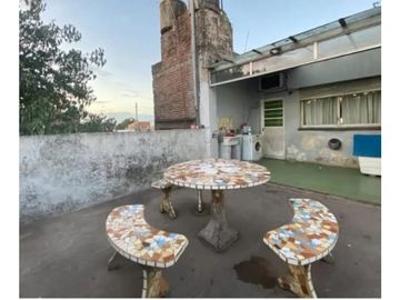 2 VIVIENDAS CON LOCAL SOBRE CARLOS CASARES