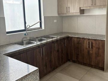 VENDO CASA COMPLETAMENTE NUEVA EN LOS ESTEROS DE MANTA