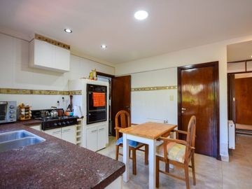 Venta casa 5 ambientes, con gran parque y garaje