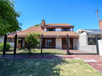 Venta casa 5 ambientes, con gran parque y garaje