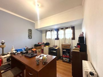 Venta casa 5 ambientes, con gran parque y garaje
