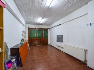 Venta casa 5 ambientes, con gran parque y garaje