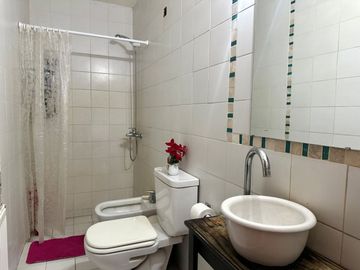 Venta casa 5 ambientes, con gran parque y garaje