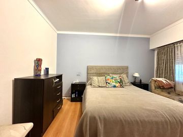 Venta casa 5 ambientes, con gran parque y garaje
