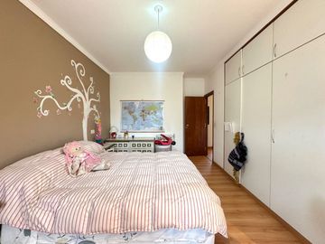 Venta casa 5 ambientes, con gran parque y garaje