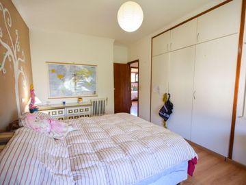 Venta casa 5 ambientes, con gran parque y garaje