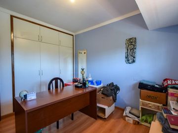 Venta casa 5 ambientes, con gran parque y garaje