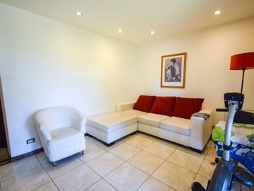 Venta casa 5 ambientes, con gran parque y garaje