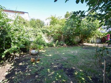Venta casa 5 ambientes, con gran parque y garaje