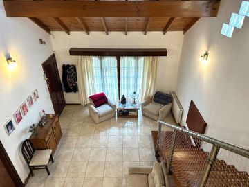 Venta casa 5 ambientes, con gran parque y garaje