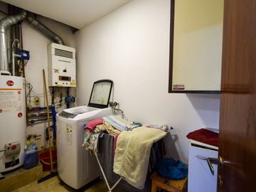 Venta casa 5 ambientes, con gran parque y garaje