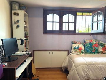 Venta casa 5 ambientes, con gran parque y garaje