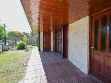 Venta casa 5 ambientes, con gran parque y garaje