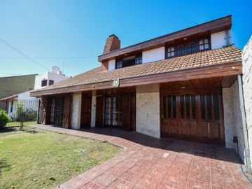 Venta casa 5 ambientes, con gran parque y garaje