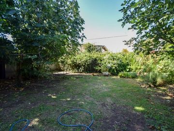 Venta casa 5 ambientes, con gran parque y garaje