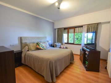 Venta casa 5 ambientes, con gran parque y garaje