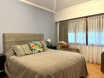 Venta casa 5 ambientes, con gran parque y garaje