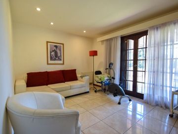 Venta casa 5 ambientes, con gran parque y garaje