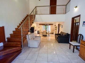Venta casa 5 ambientes, con gran parque y garaje