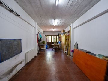 Venta casa 5 ambientes, con gran parque y garaje