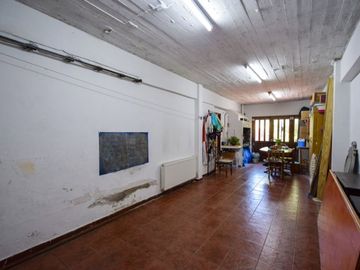 Venta casa 5 ambientes, con gran parque y garaje