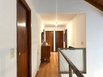 Venta casa 5 ambientes, con gran parque y garaje