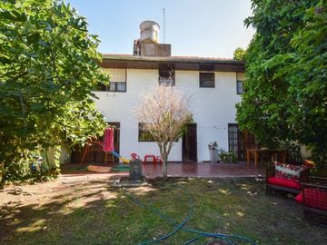 Venta casa 5 ambientes, con gran parque y garaje