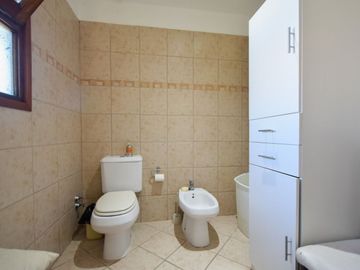 Venta casa 5 ambientes, con gran parque y garaje