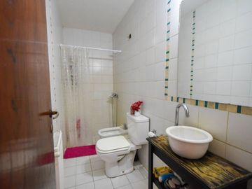 Venta casa 5 ambientes, con gran parque y garaje