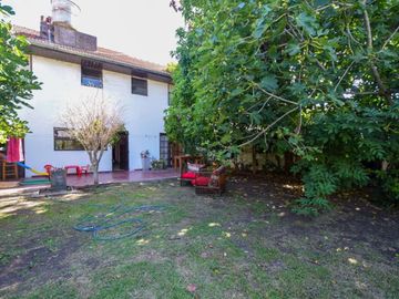 Venta casa 5 ambientes, con gran parque y garaje