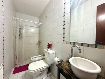 Venta casa 5 ambientes, con gran parque y garaje