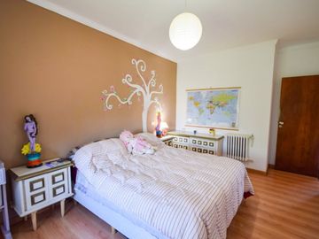 Venta casa 5 ambientes, con gran parque y garaje