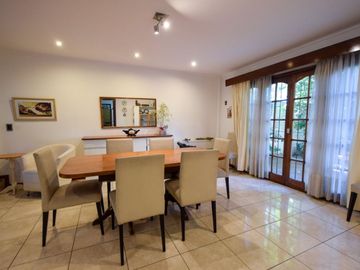 Venta casa 5 ambientes, con gran parque y garaje