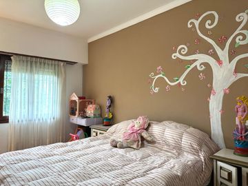 Venta casa 5 ambientes, con gran parque y garaje
