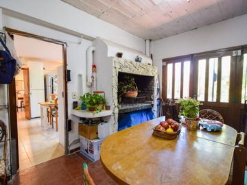 Venta casa 5 ambientes, con gran parque y garaje