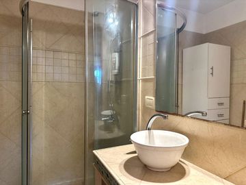 Venta casa 5 ambientes, con gran parque y garaje