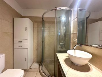 Venta casa 5 ambientes, con gran parque y garaje