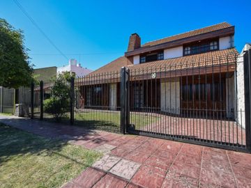 Venta casa 5 ambientes, con gran parque y garaje