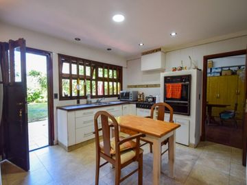 Venta casa 5 ambientes, con gran parque y garaje