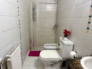 Venta casa 5 ambientes, con gran parque y garaje
