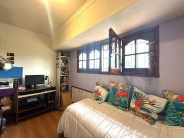 Venta casa 5 ambientes, con gran parque y garaje