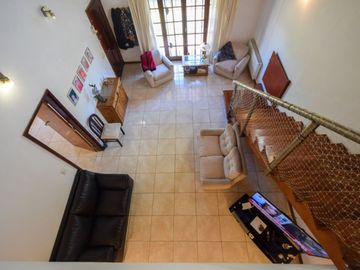 Venta casa 5 ambientes, con gran parque y garaje