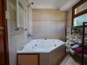 Venta casa 5 ambientes, con gran parque y garaje