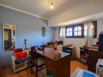 Venta casa 5 ambientes, con gran parque y garaje