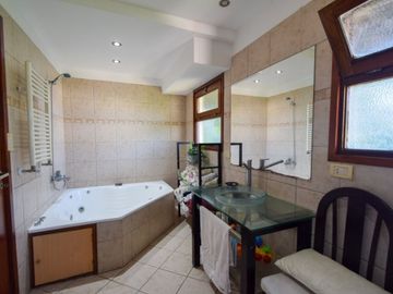 Venta casa 5 ambientes, con gran parque y garaje