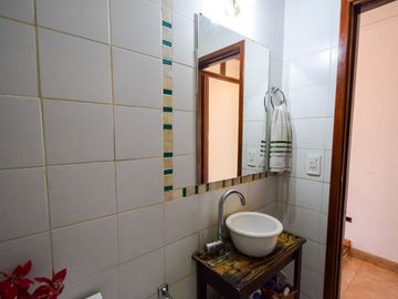 Venta casa 5 ambientes, con gran parque y garaje
