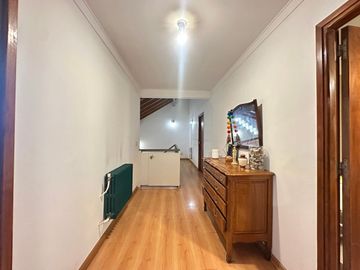 Venta casa 5 ambientes, con gran parque y garaje