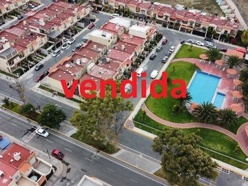 CASA EN UNIDAD muy bonita en el conjunto encontraras alberca centro deportivo y escuelas, ven a conocerla