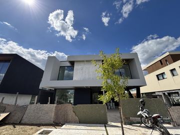 Casa en  Venta y. Alquiler en El Yacht Nordelta